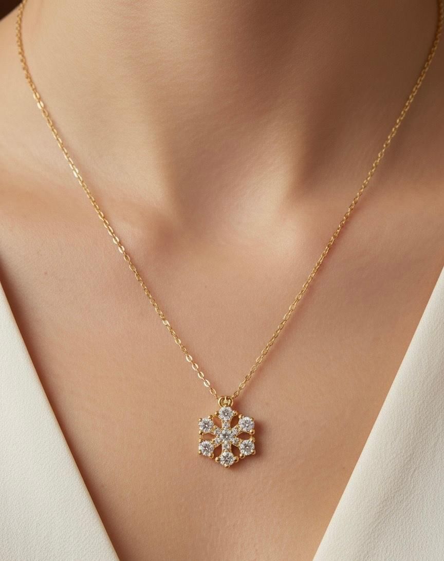 Zirkon Taşlı Altın Kaplama Kar Tanesi Kolye - Işıltılı Minimalist Tasarım Kar Kristali Kolye