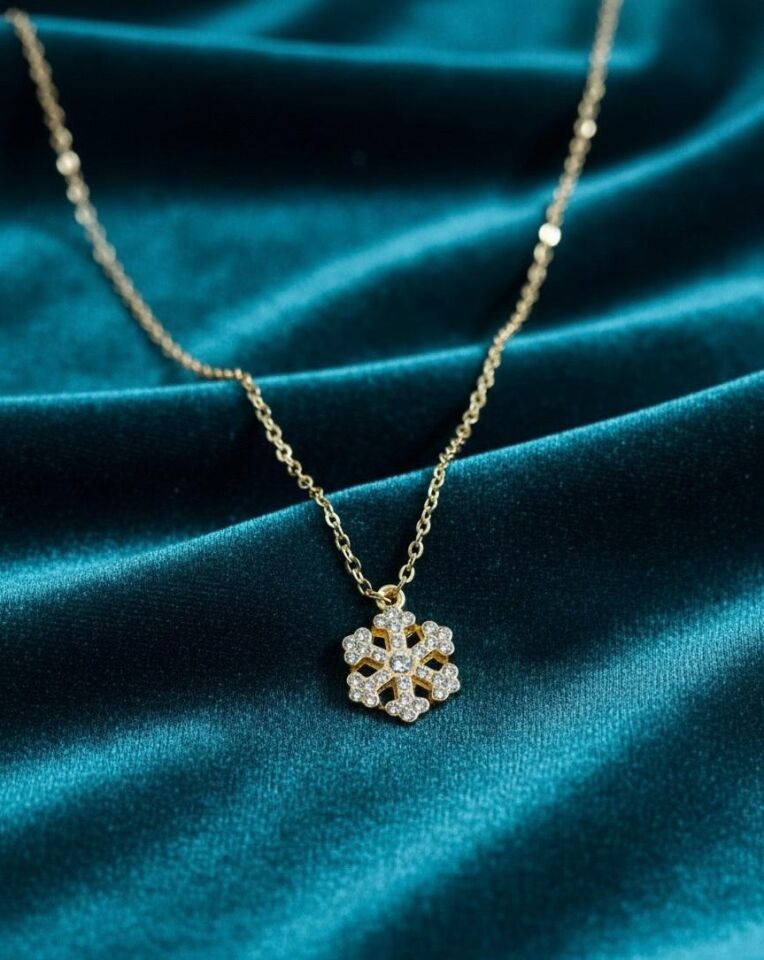 Zirkon Taşlı Altın Kaplama Kar Tanesi Kolye - Işıltılı Minimalist Tasarım Kar Kristali Kolye