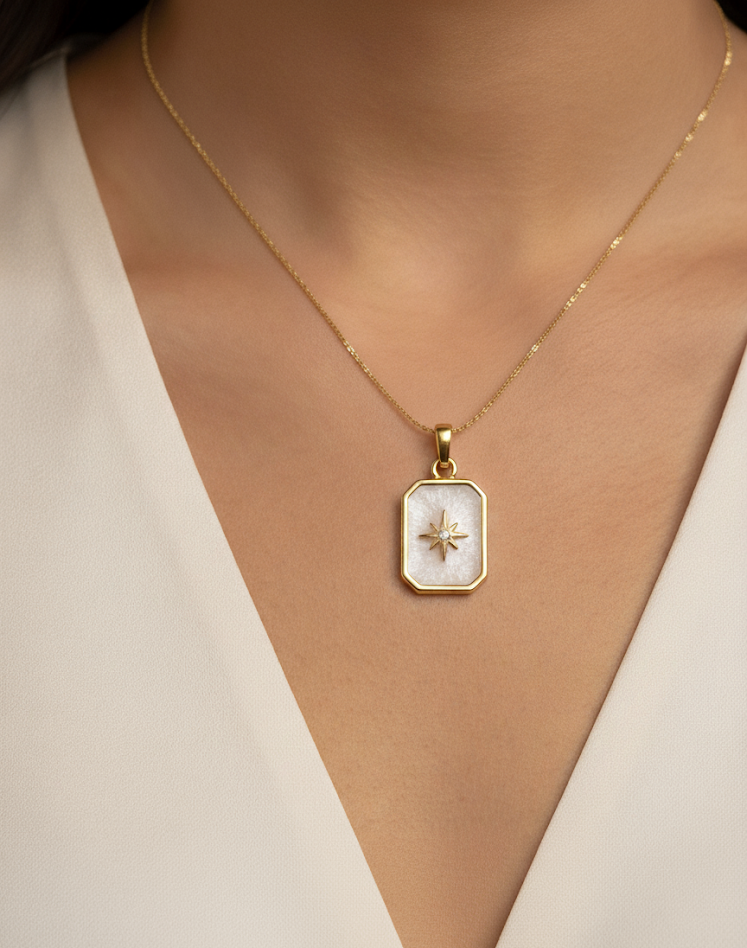 Kutup Yıldızı Madalyon Kolye - Sedef Görünümlü Dikdörtgen Plaka Zirkon Taşlı Pusula Kolye