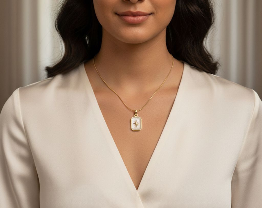 Kutup Yıldızı Madalyon Kolye - Sedef Görünümlü Dikdörtgen Plaka Zirkon Taşlı Pusula Kolye