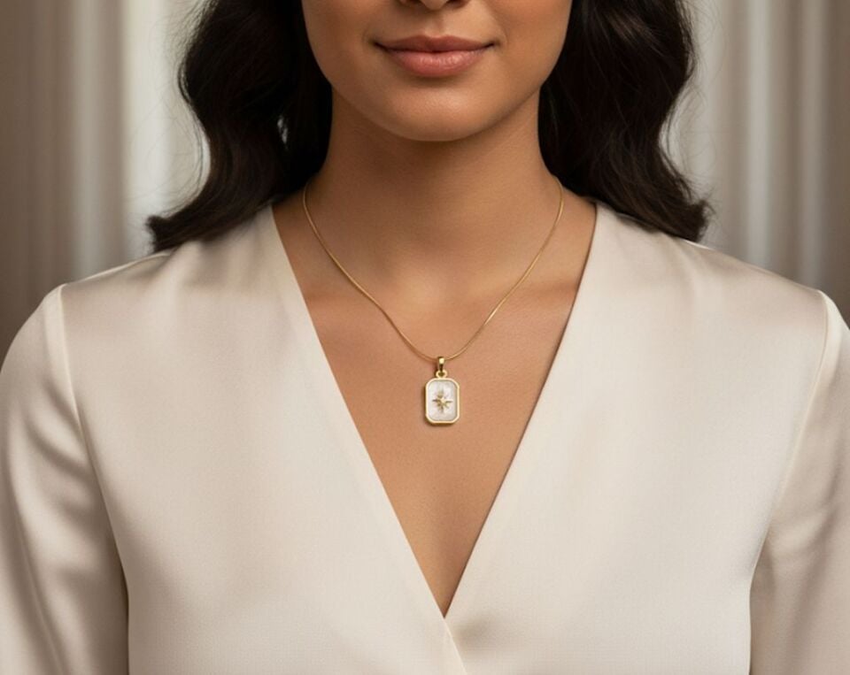 Kutup Yıldızı Madalyon Kolye - Sedef Görünümlü Dikdörtgen Plaka Zirkon Taşlı Pusula Kolye